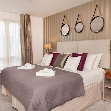 Stylish And Central Two Bedroom & Two Bathroom Apartment With Free Parking Buitenkant foto