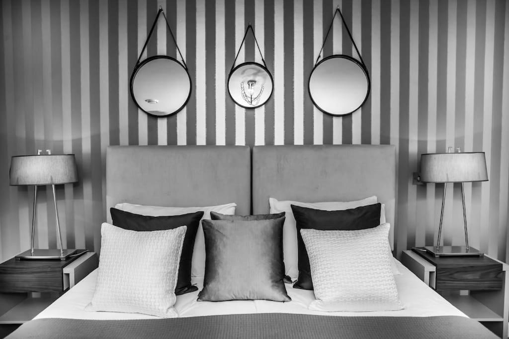 Stylish And Central Two Bedroom & Two Bathroom Apartment With Free Parking Buitenkant foto