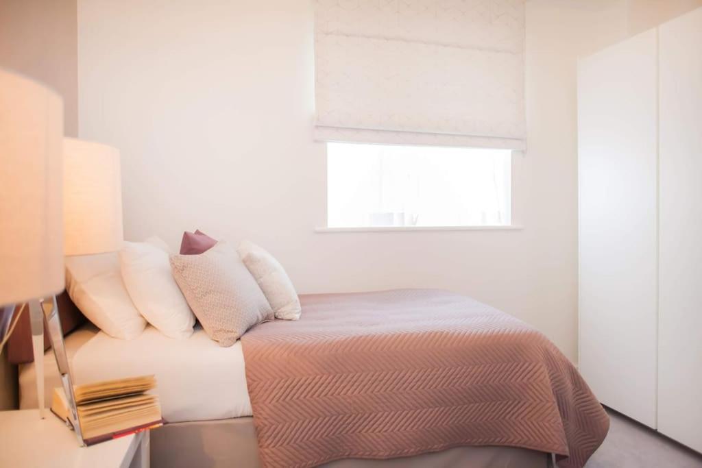 Stylish And Central Two Bedroom & Two Bathroom Apartment With Free Parking Buitenkant foto