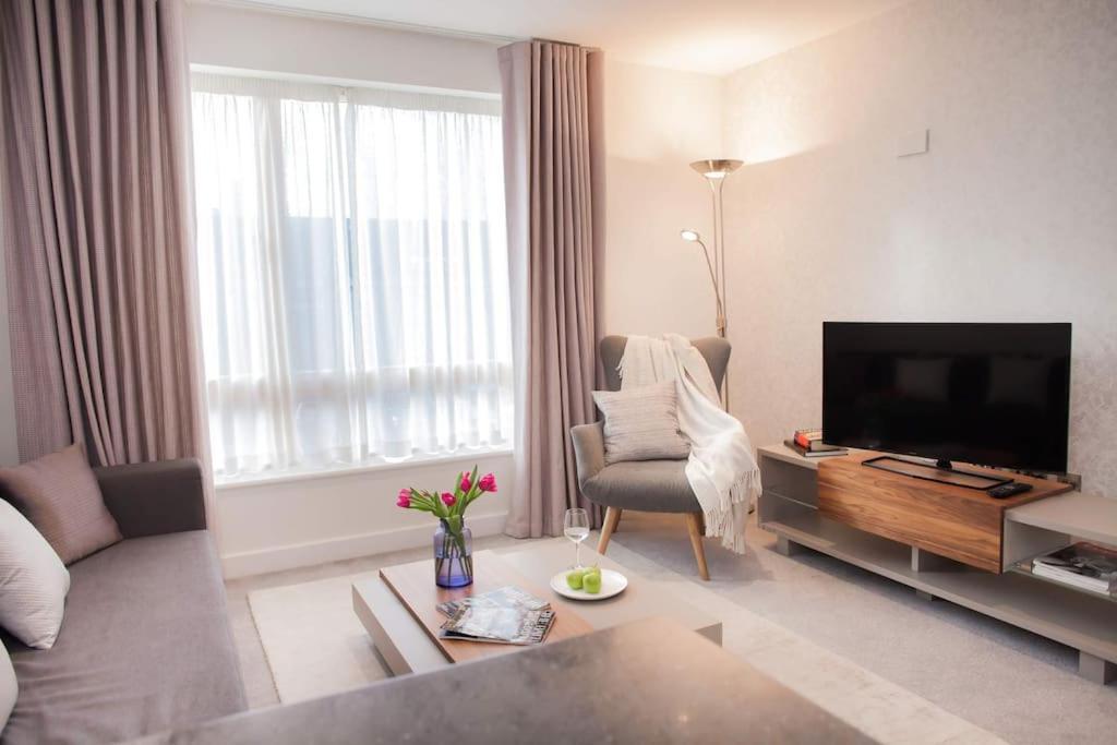 Stylish And Central Two Bedroom & Two Bathroom Apartment With Free Parking Buitenkant foto