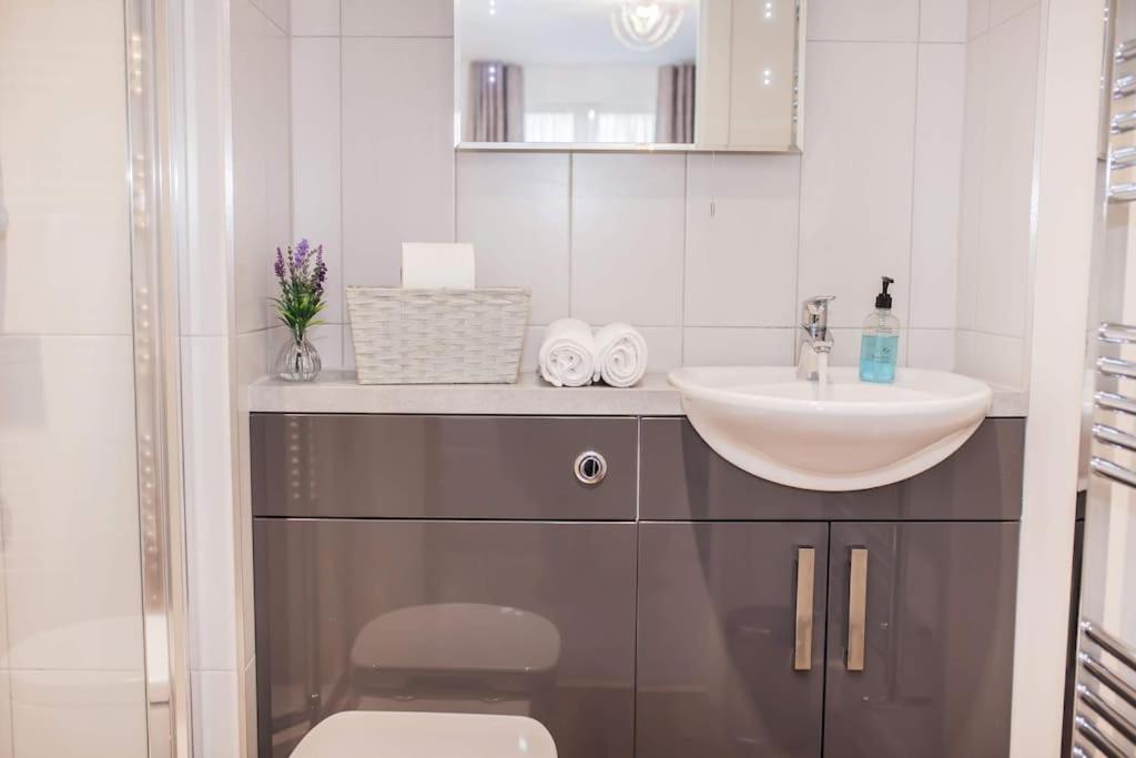 Stylish And Central Two Bedroom & Two Bathroom Apartment With Free Parking Buitenkant foto